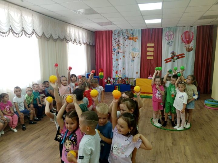 В детском саду «Каенкай» ярко отметили Международный день светофора
