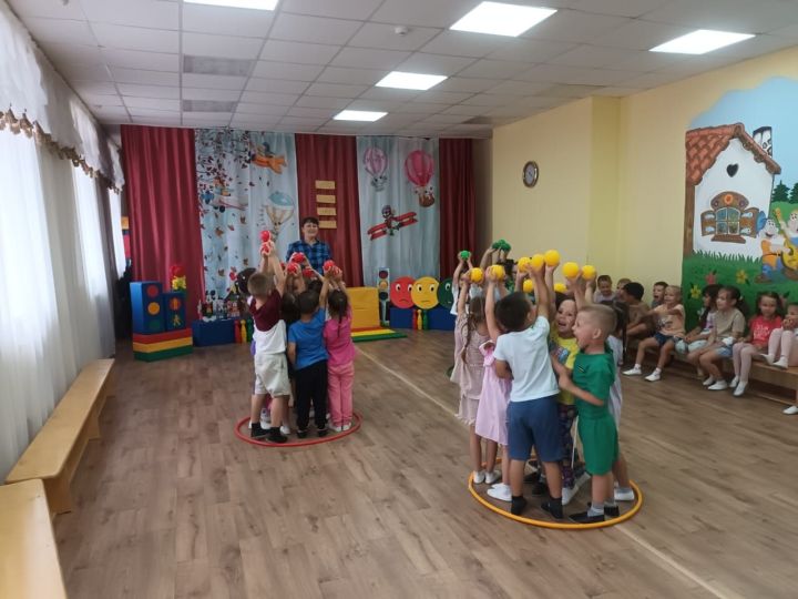 В детском саду «Каенкай» ярко отметили Международный день светофора