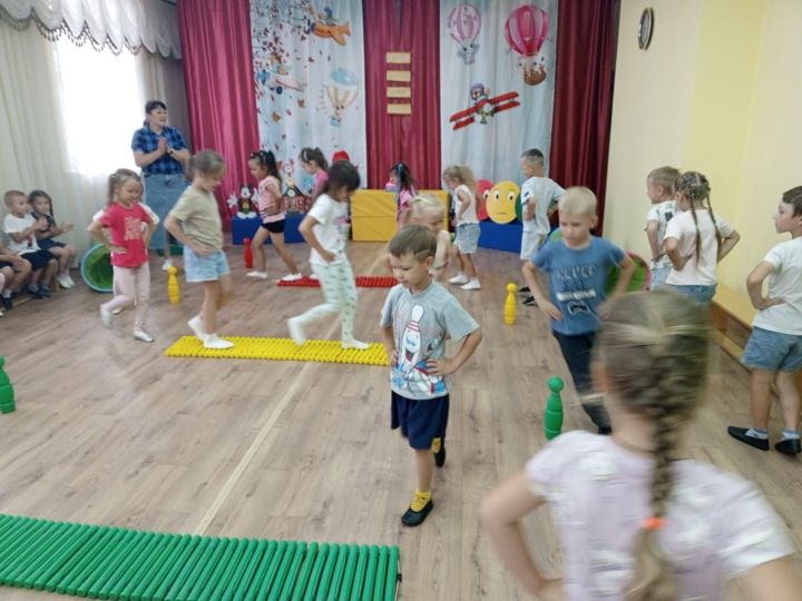 В детском саду «Каенкай» ярко отметили Международный день светофора