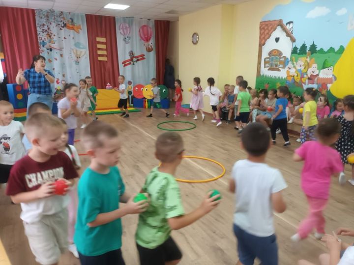В детском саду «Каенкай» ярко отметили Международный день светофора