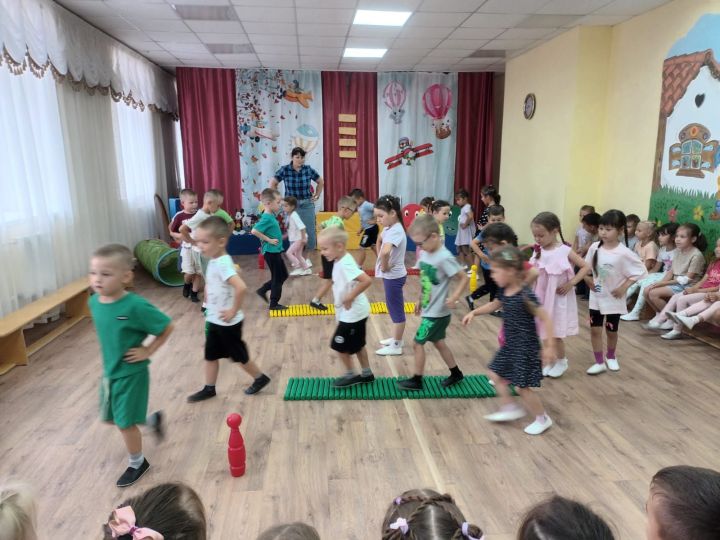 В детском саду «Каенкай» ярко отметили Международный день светофора