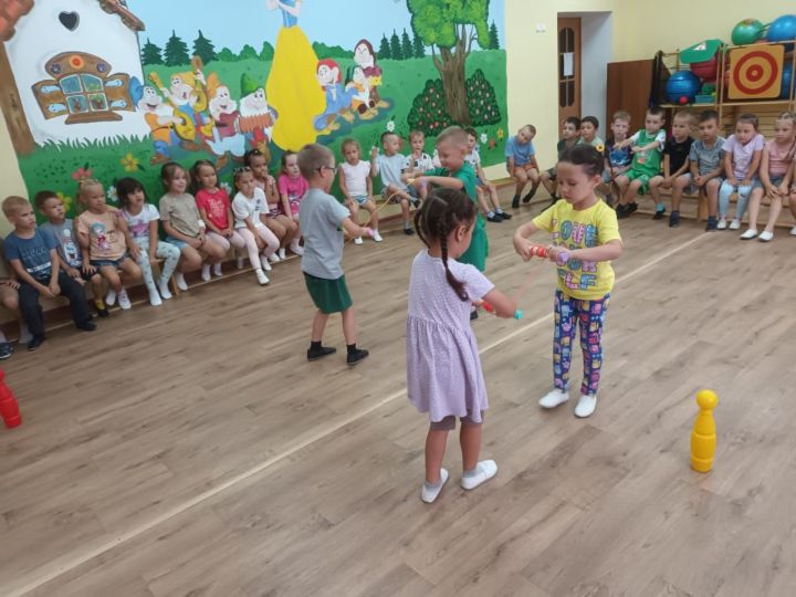 В детском саду «Каенкай» ярко отметили Международный день светофора