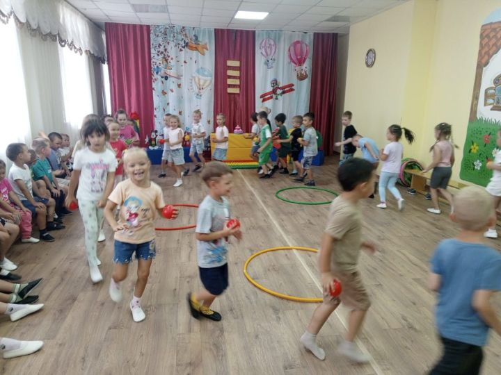 В детском саду «Каенкай» ярко отметили Международный день светофора
