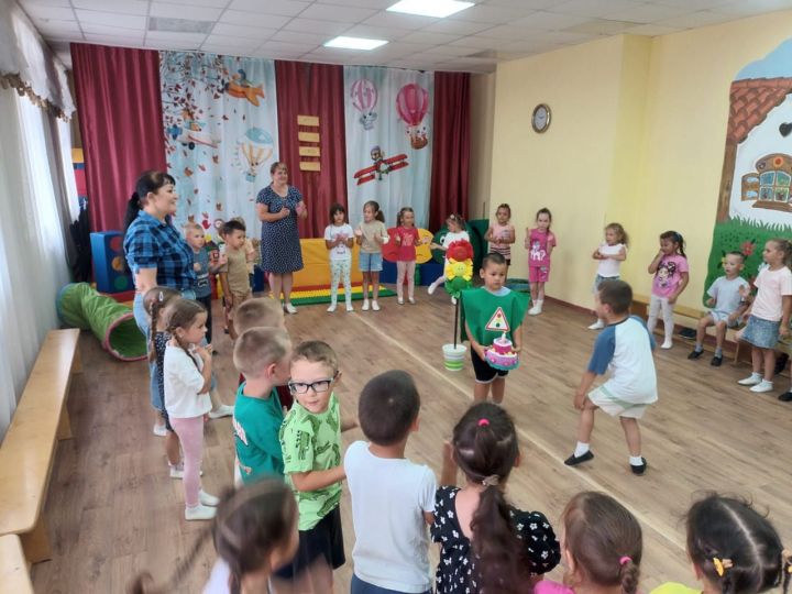 В детском саду «Каенкай» ярко отметили Международный день светофора
