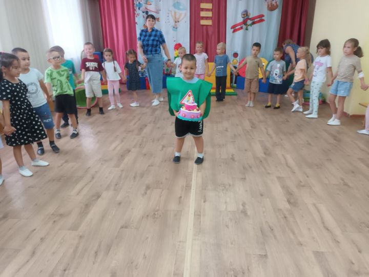 В детском саду «Каенкай» ярко отметили Международный день светофора