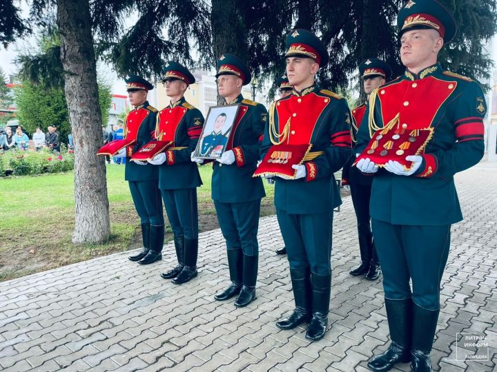 Питрәчтә офицер Руслан Шиһабетдинов белән хушлаштылар