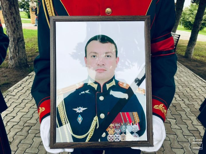 Питрәчтә офицер Руслан Шиһабетдинов белән хушлаштылар