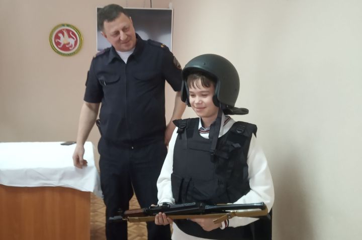 Подполковник полиции встретился с пестречинскими школьниками