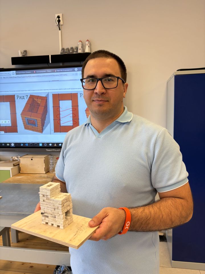 Гипсовые печи, мосты из спагетти и 3D-принтер: как учитель из Царево готовит инженеров будущего