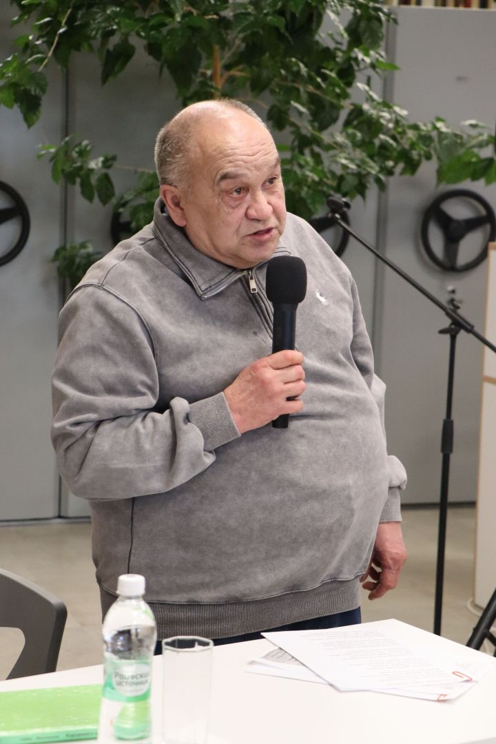 Питрәчтә шагыйрь Газинур Әхмәтҗанов белән очрашу булды