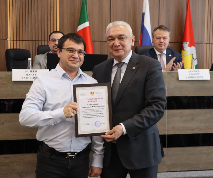 Питрәчтә сәламәтлек саклау хезмәткәрләрен бүләкләделәр