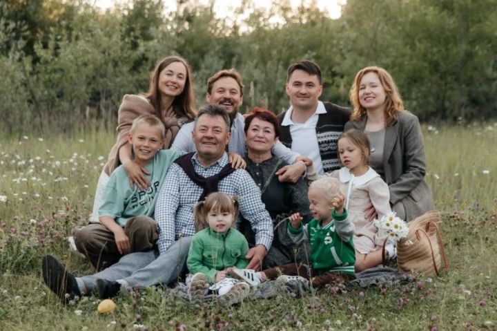 Гөлчәчәк белән Рифхәт Газизуллиннар гаиләләре белән районга хезмәт итәләр