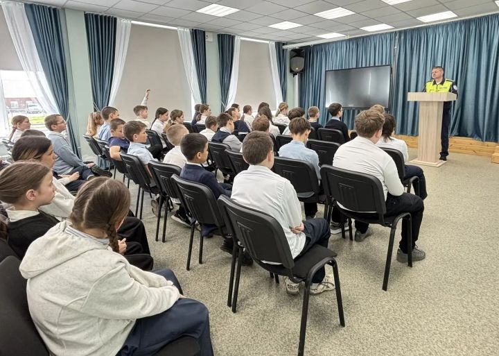 В Пестречинской школе провели урок безопасности с инспектором ГИБДД
