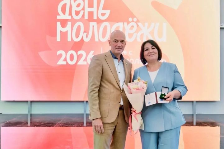 Питрәч районы педагогы Лилия Зарипова ТР Яшьләр Министрлыгының Көмеш билгесе белән бүләкләнде