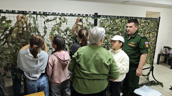 Военком Пестречинского района показал, как правильно плести маскировочные сети